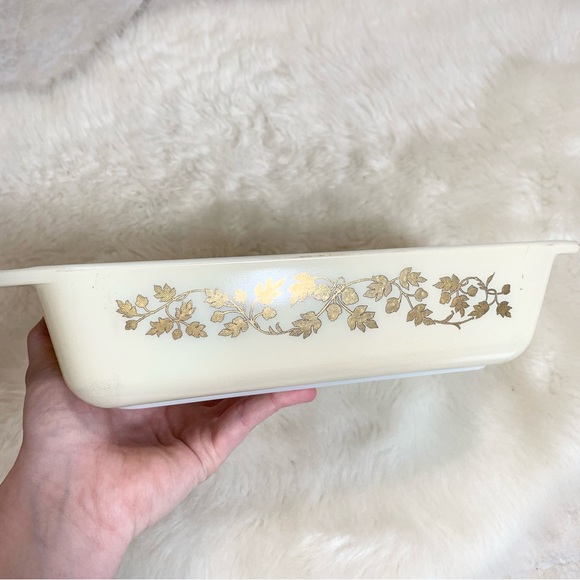 Vintage Pyrex cream and gold, Golden Acorn 575-B 2QT space saver cassarole dish - Picture 2 of 8